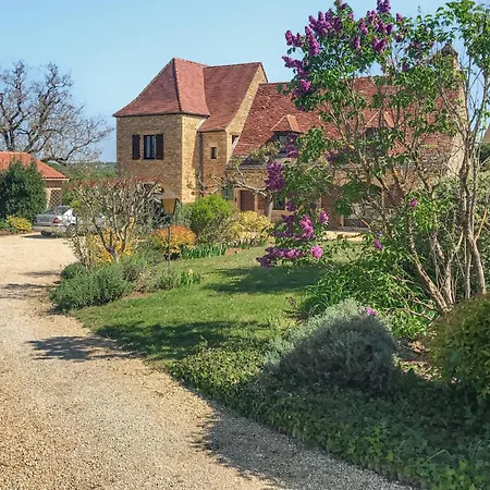 Cozy In Marcillac-saint-quenti With Kitchen Tatil Evi
