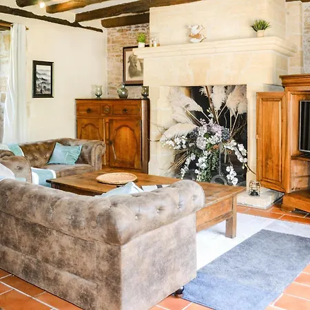 Cozy In Marcillac-saint-quenti With Kitchen
