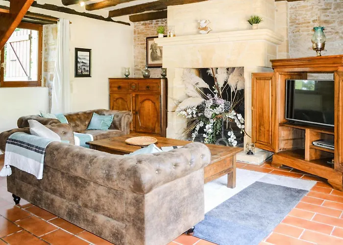 Cozy In Marcillac-saint-quenti With Kitchen